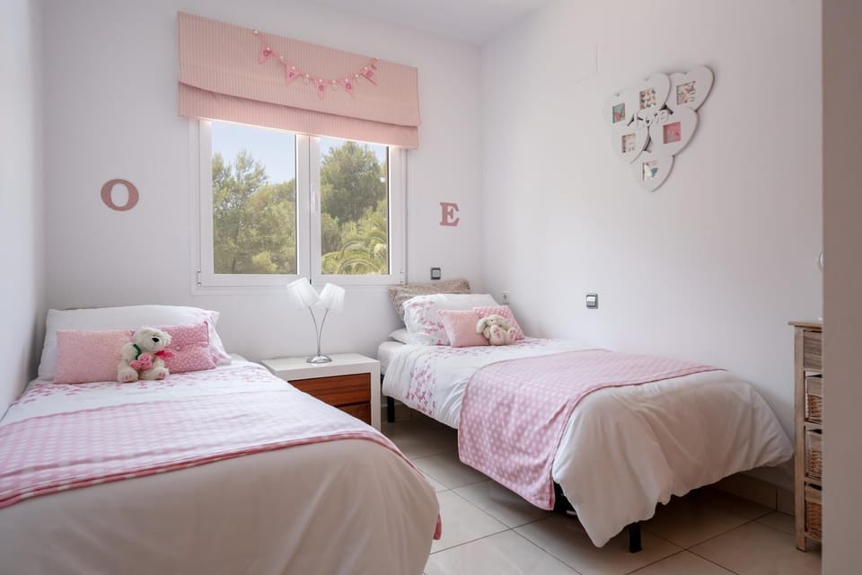 Bedroom with two single beds