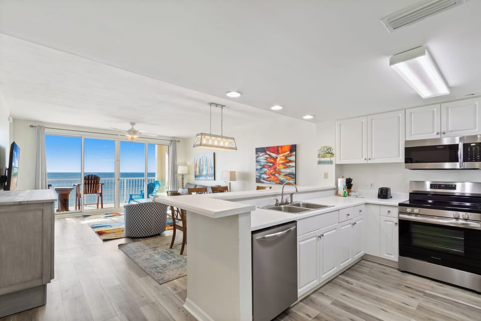 Comfort Condo, 3 Bedrooms, Balcony, Ocean View | Private kitchen | Fridge, microwave, oven, stovetop