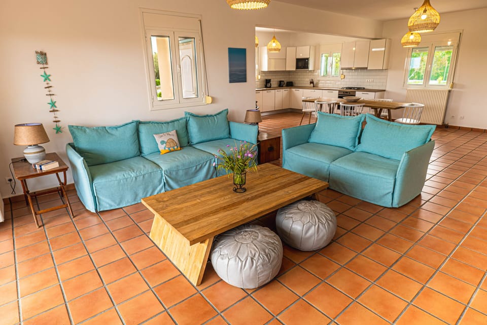 Comfortable lounge with Internet TV (Disney+, Netflix, Prime, etc.)
