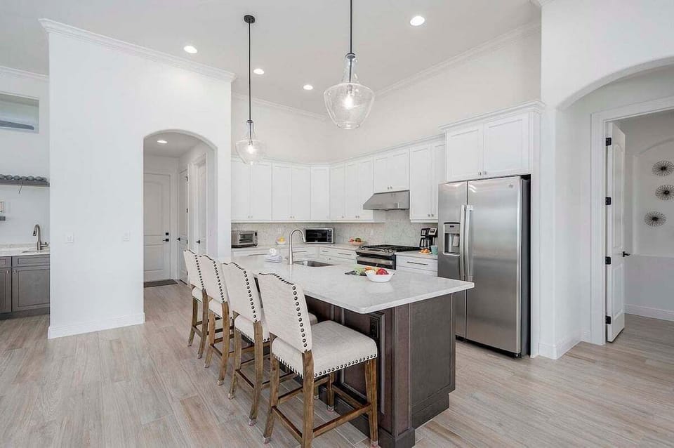 Kitchen with Island and Stainnless Appliances