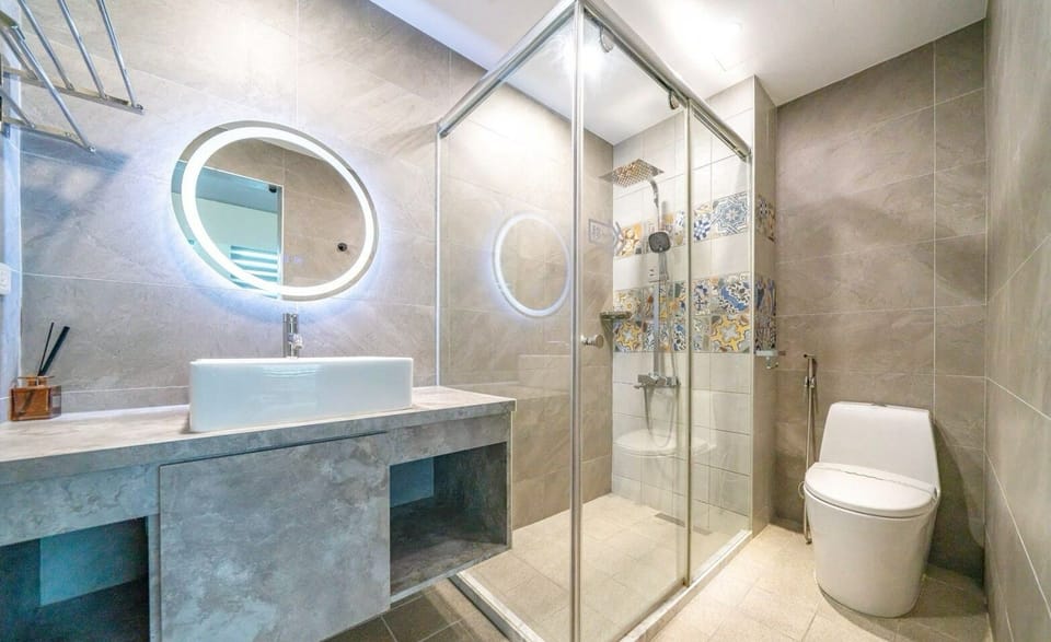Superior Double Room | Bathroom | Shower, free toiletries, hair dryer, slippers