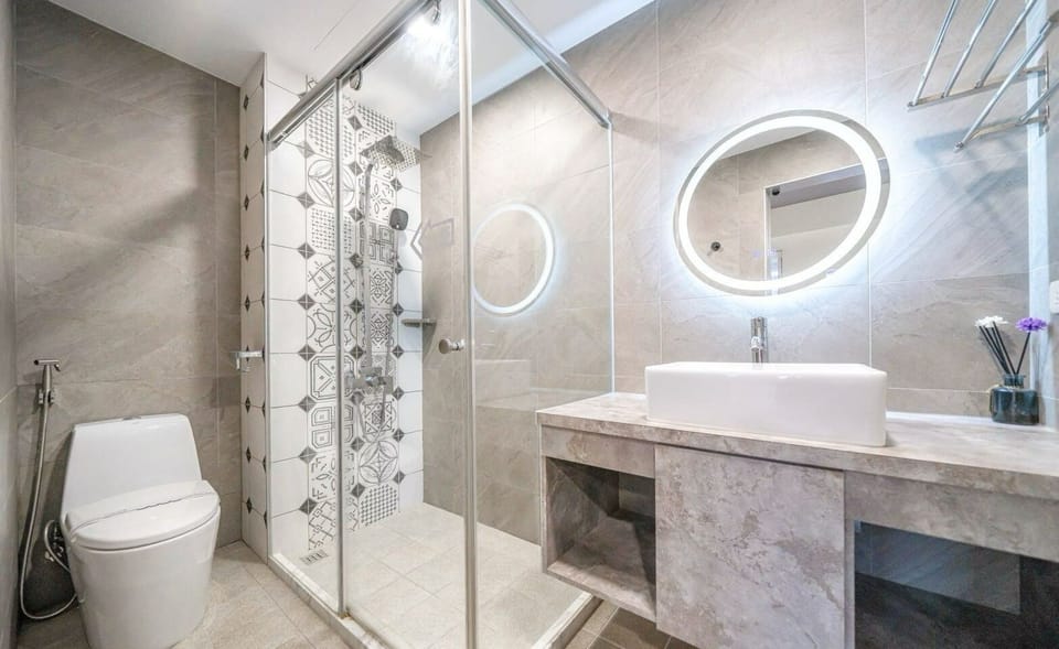 Deluxe Double Room | Bathroom | Shower, free toiletries, hair dryer, slippers