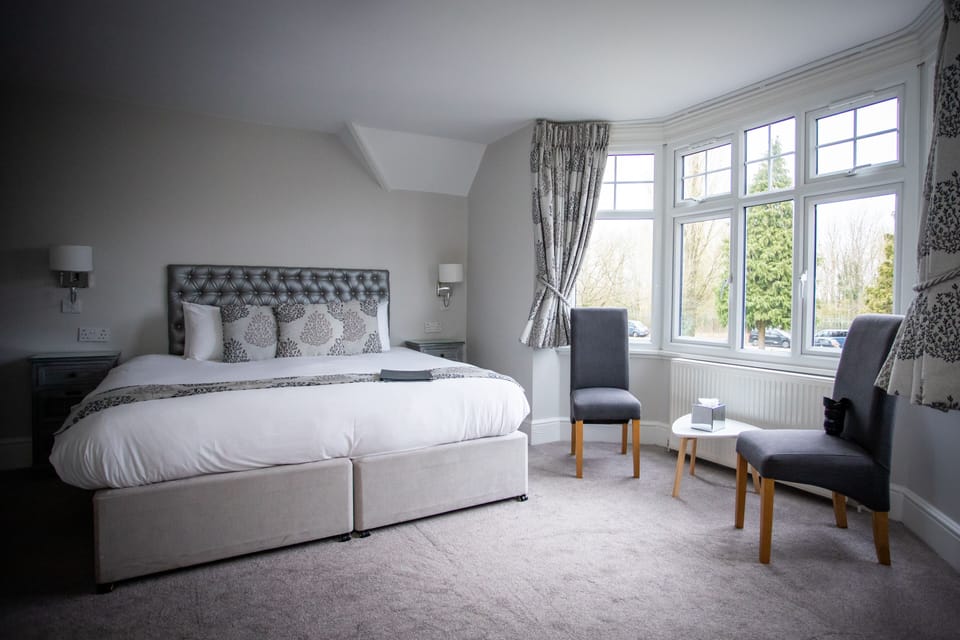Superior SuperKing Double Room | Individually decorated, blackout drapes, iron/ironing board, free WiFi