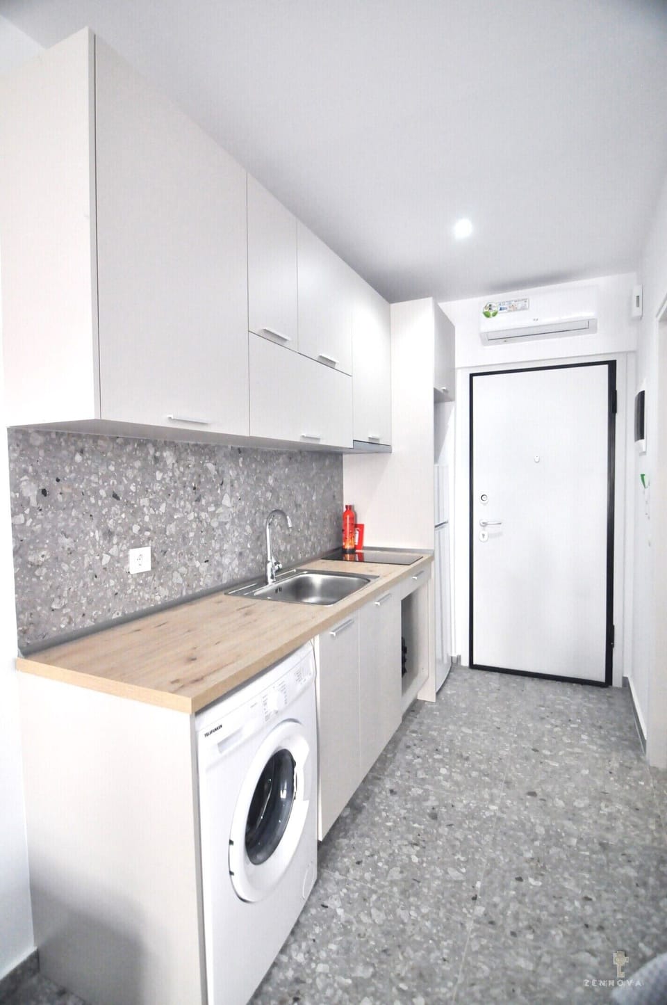 Design Studio Suite | Private kitchen | Full-size fridge, electric kettle, toaster oven