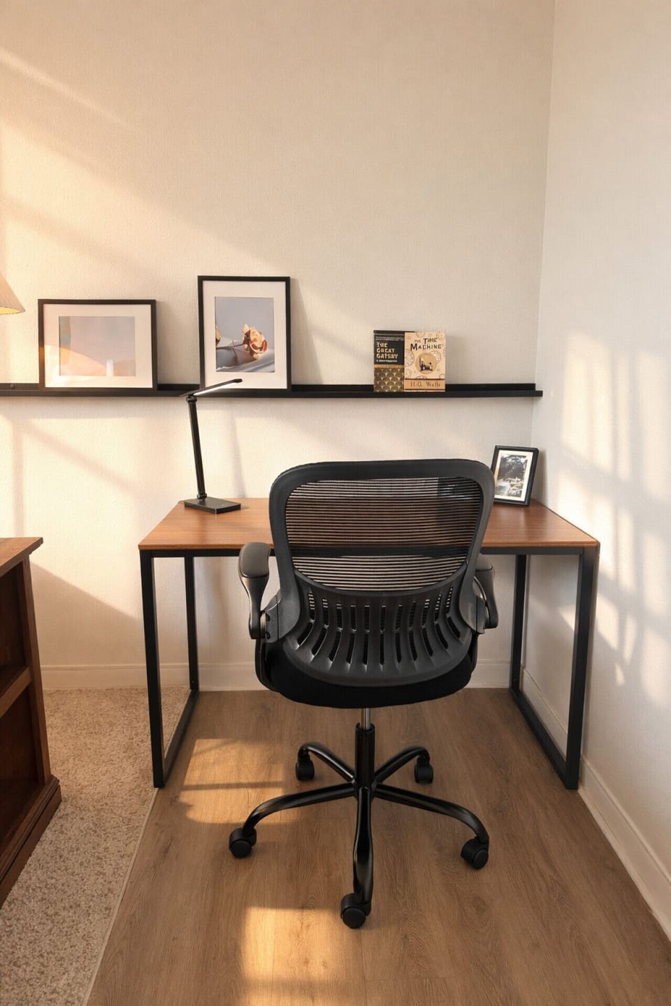 A dedicated workspace designed for clarity and high-speed productivity, so you can own your workday from the heart of the city