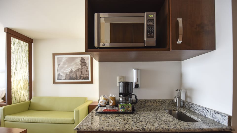 Suite, 1 King Bed (Top Floor) | Room amenity