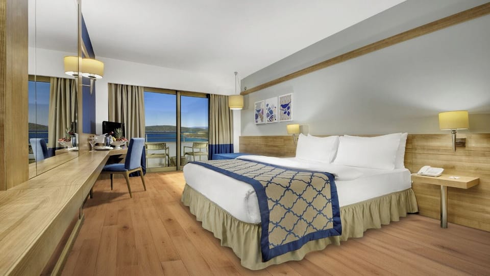Premium bedding, free minibar, in-room safe, desk
