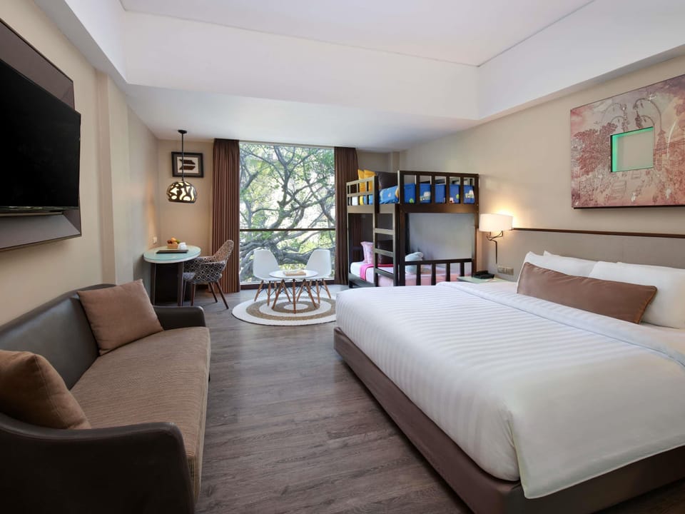 Family Room with 1 King Size and Children Bunk Bed | Premium bedding, minibar, in-room safe, desk