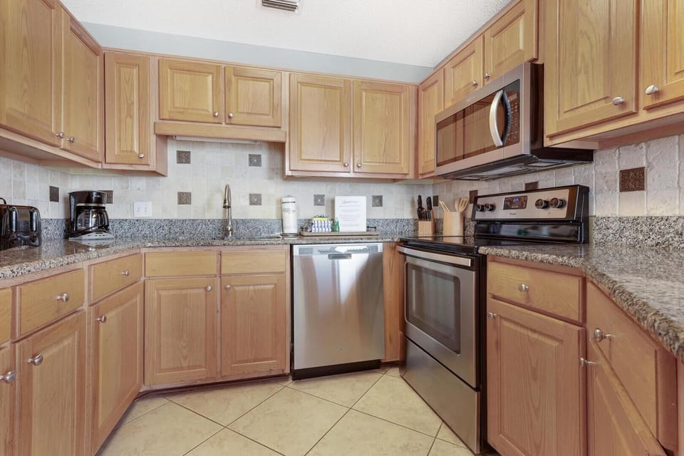 From modern appliances to ample counter space and cookware- The kitchen is a chef's dream come true, ensuring convenience and comfort as you prepare your favorite dishes.