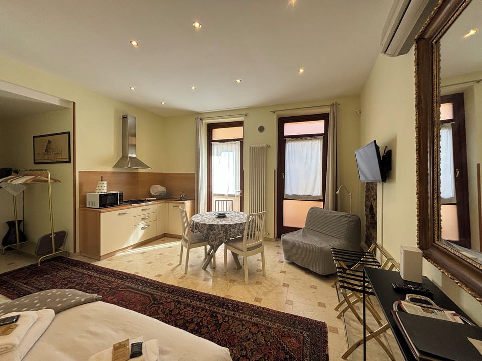 Studio | Private kitchenette | Dining tables
