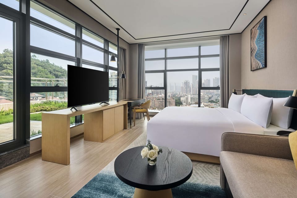 King Deluxe Room With Garden Balcony | Minibar, in-room safe, desk, laptop workspace