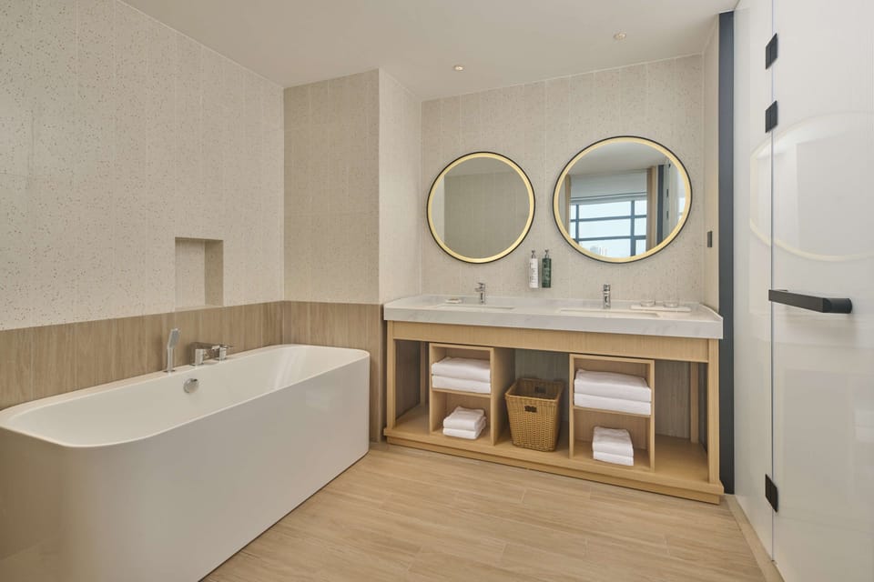 King Deluxe Suite With Garden Balcony | Bathroom | Free toiletries, hair dryer, towels, soap