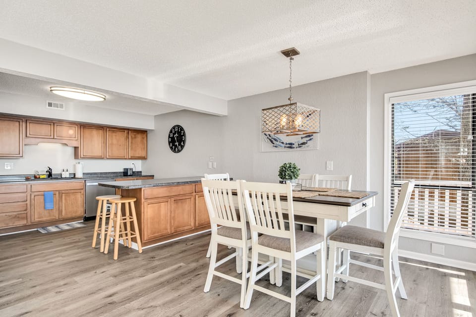 Well equipped kitchen for dining in.