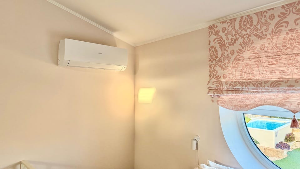 O Ar condicionado na suite garante noites confortáveis no Verão e Inverno