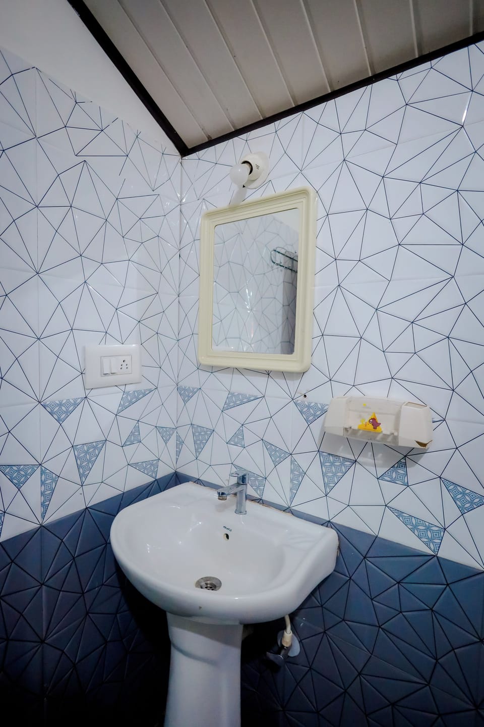 Quadruple Room | Bathroom | Shower, free toiletries, towels