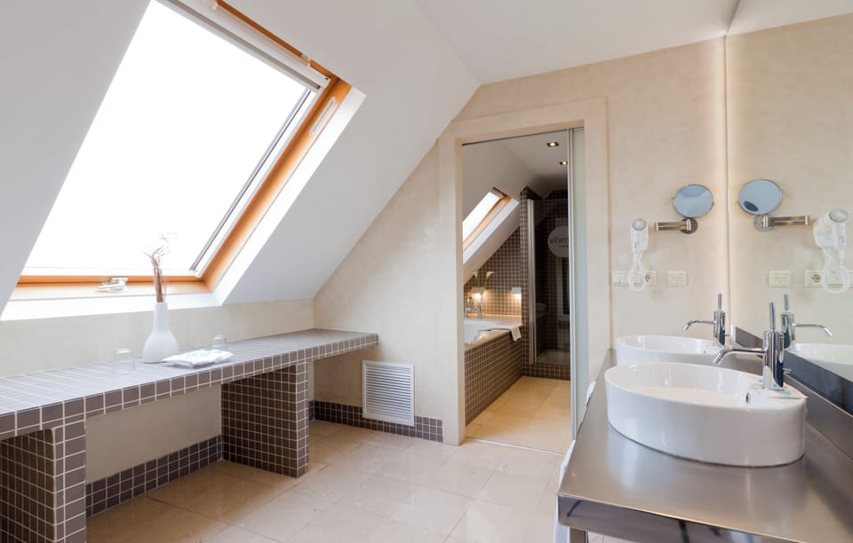 Suite | Bathroom | Separate tub and shower, jetted tub, free toiletries, hair dryer