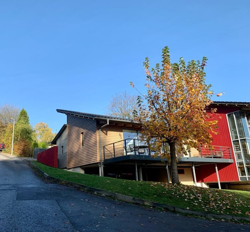 Von außen in Richtung Terasse