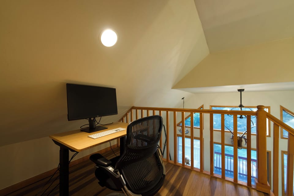 Stay productive while enjoying the beauty with Jarvis standing desk workspace