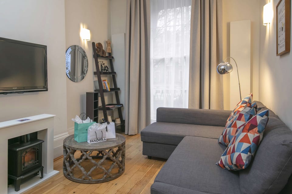 Executive Room, 1 King Bed, Non Smoking (with Sofabed) | In-room safe, desk, laptop workspace, blackout drapes