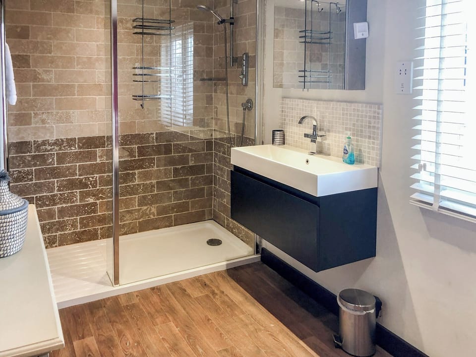 Bathroom | Beehive Cottage, Tenterden