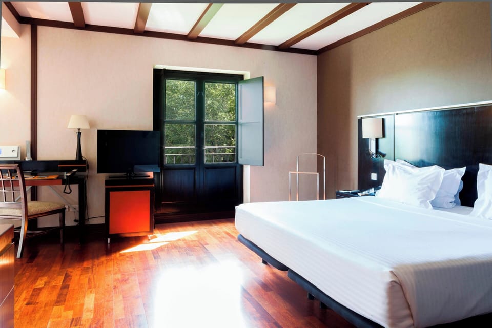 Junior Suite, 1 King Bed | Minibar, desk, soundproofing, free cribs/infant beds