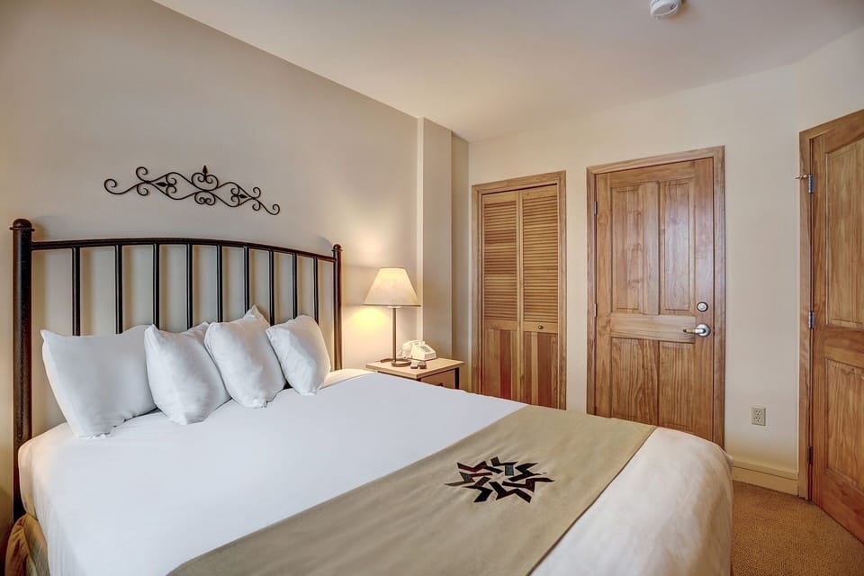 Indoors, Cushion, Home Decor, Bed, Furniture