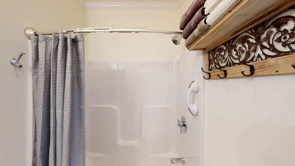You’ll love the convenience of the ensuite bathroom with tub/shower combo.