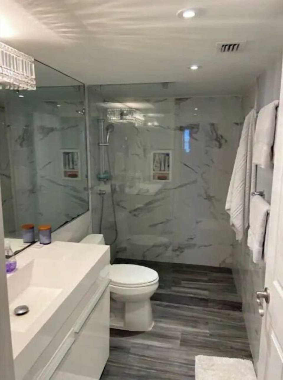 Bathroom with fresh towels.