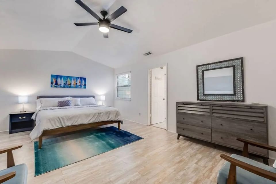 Second floor bedroom, king bed