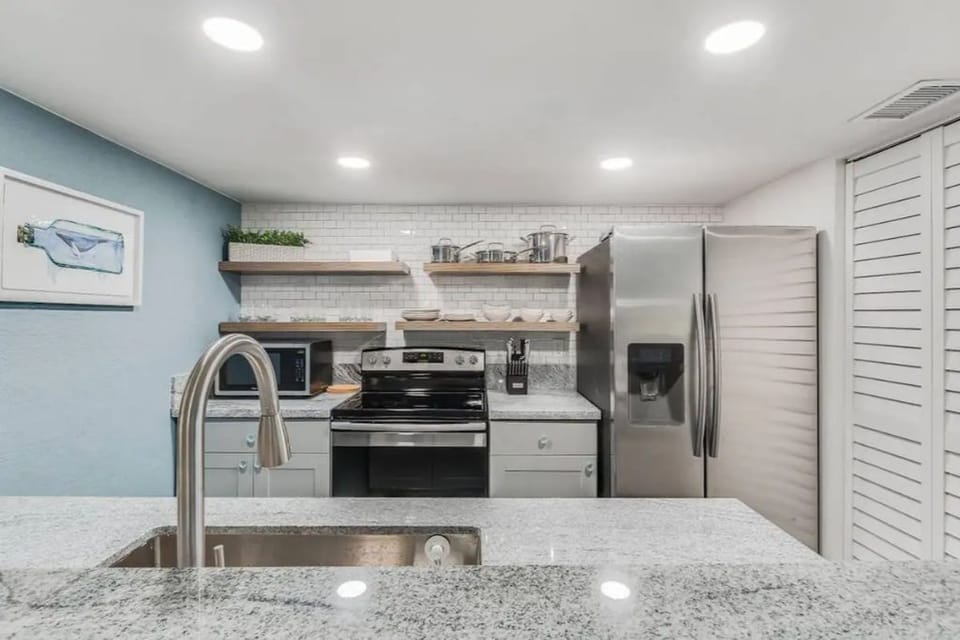 Full kitchen