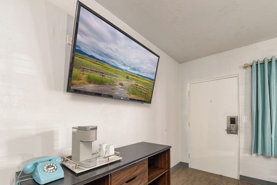 Comfort Room, 1 King Bed | Egyptian cotton sheets, premium bedding, pillowtop beds, soundproofing