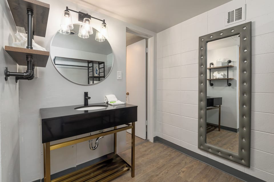 Comfort Room, 1 King Bed | Bathroom | Shower, towels, soap, shampoo