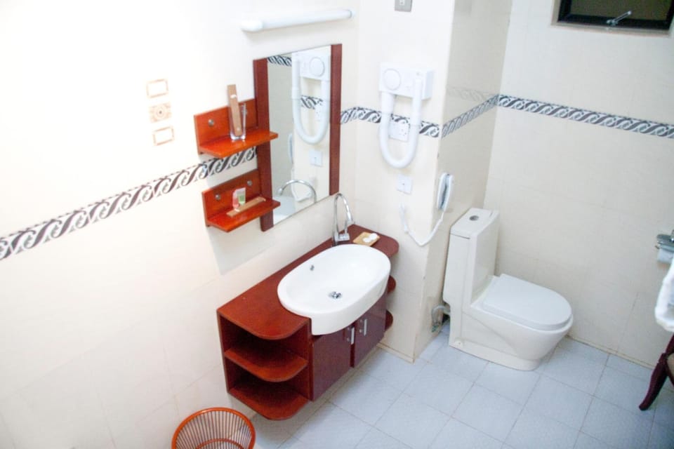 Executive Suite | Bathroom | Separate tub and shower, deep soaking tub, free toiletries, bathrobes