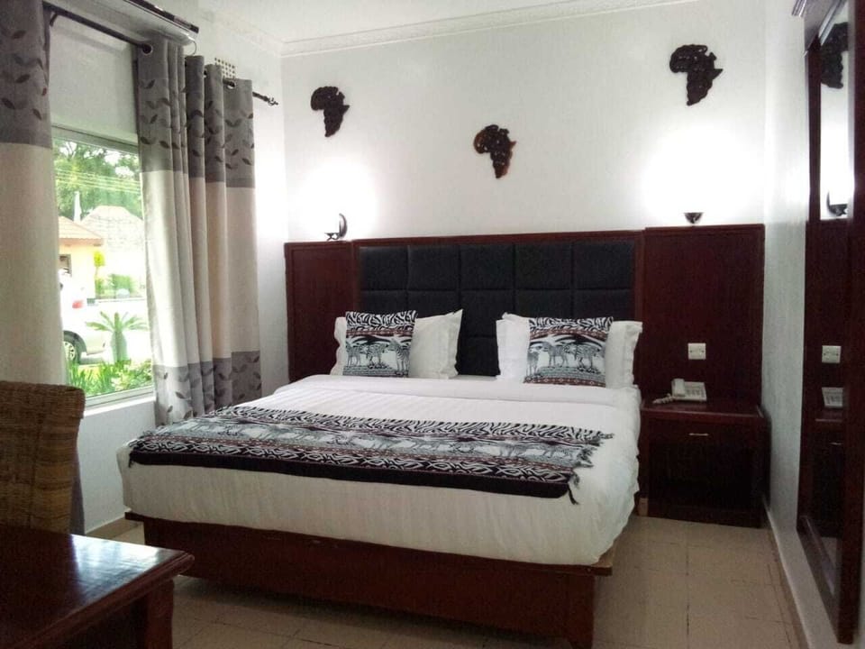 Executive Suite | Premium bedding, minibar, in-room safe, desk