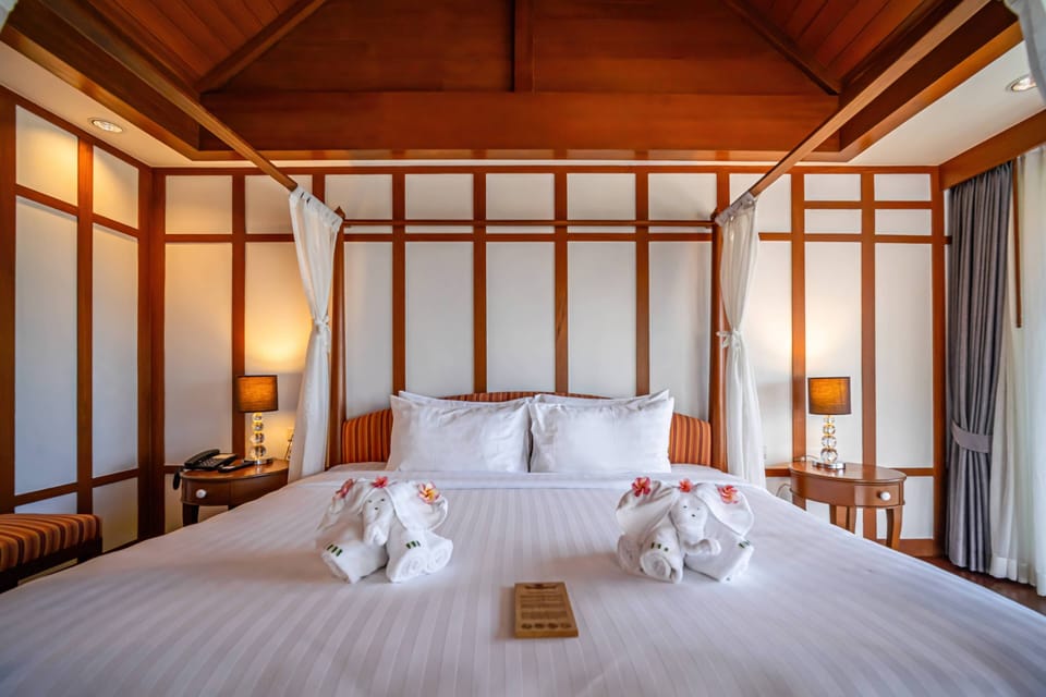Premier Suite | Minibar, in-room safe, desk, laptop workspace