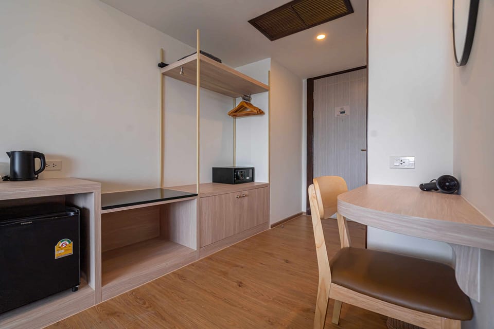 Standard Room | Minibar, in-room safe, desk, laptop workspace