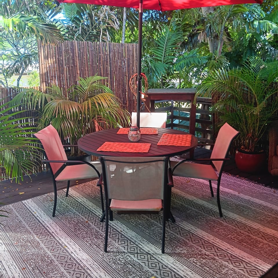 Peaceful lanai to BBQ, morning coffee/tea listen to the birds and mountain gaze