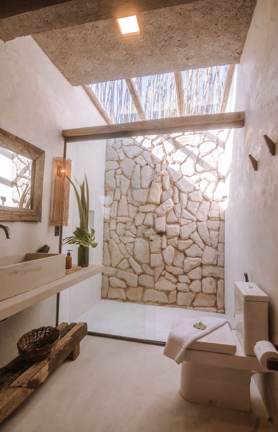 Suite Jardim | Bathroom | Shower, free toiletries, hair dryer, bathrobes