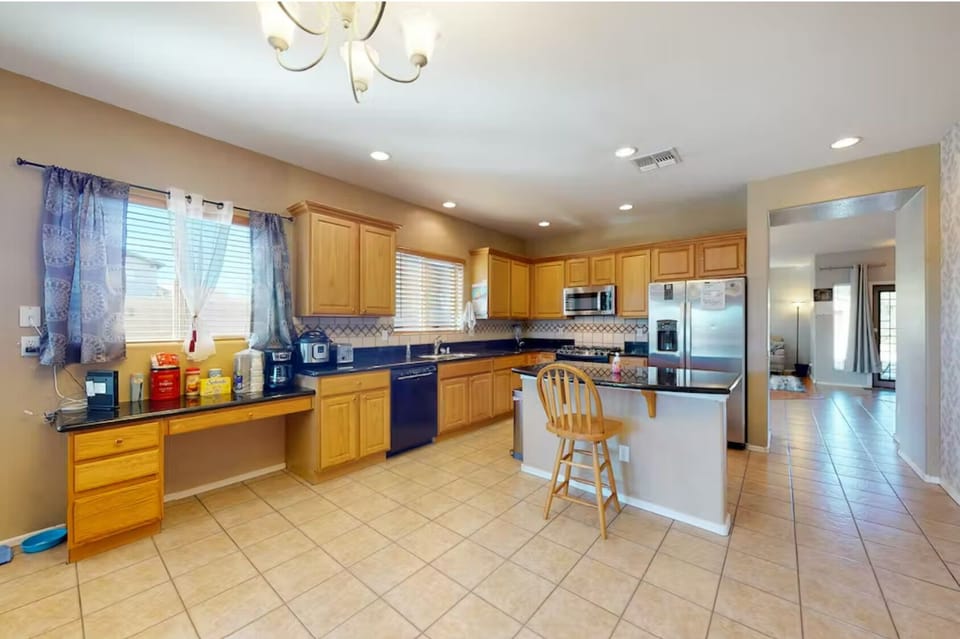 Great Room that is tasty and stylish. WiFi equipped home w/ kitchen essentials 