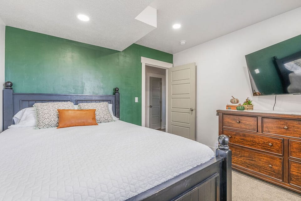 Bedroom 3 - Queen Bed