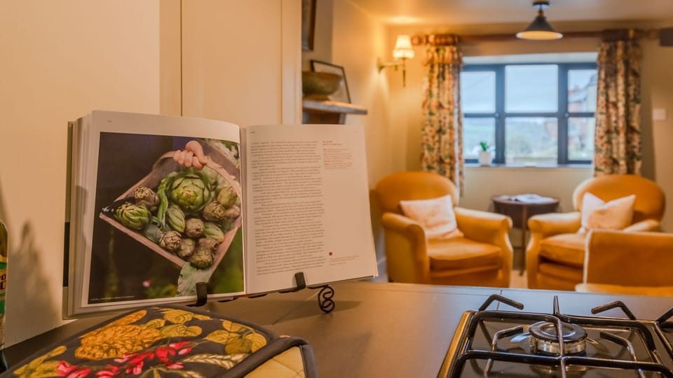 Kitchen View to Sitting Area, Cotswold Way Cottage, Bolthole Retreats