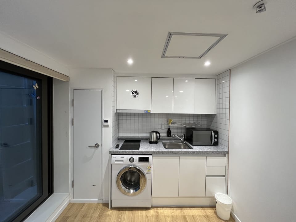 Full-size fridge, microwave, dishwasher, electric kettle