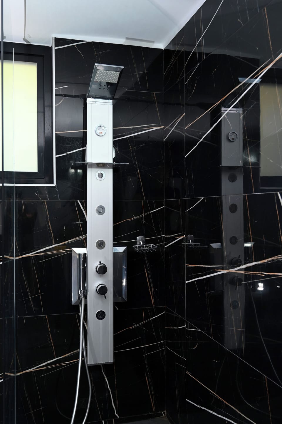 Comfort Triple Room | Bathroom | Hydromassage showerhead, free toiletries, hair dryer, bathrobes