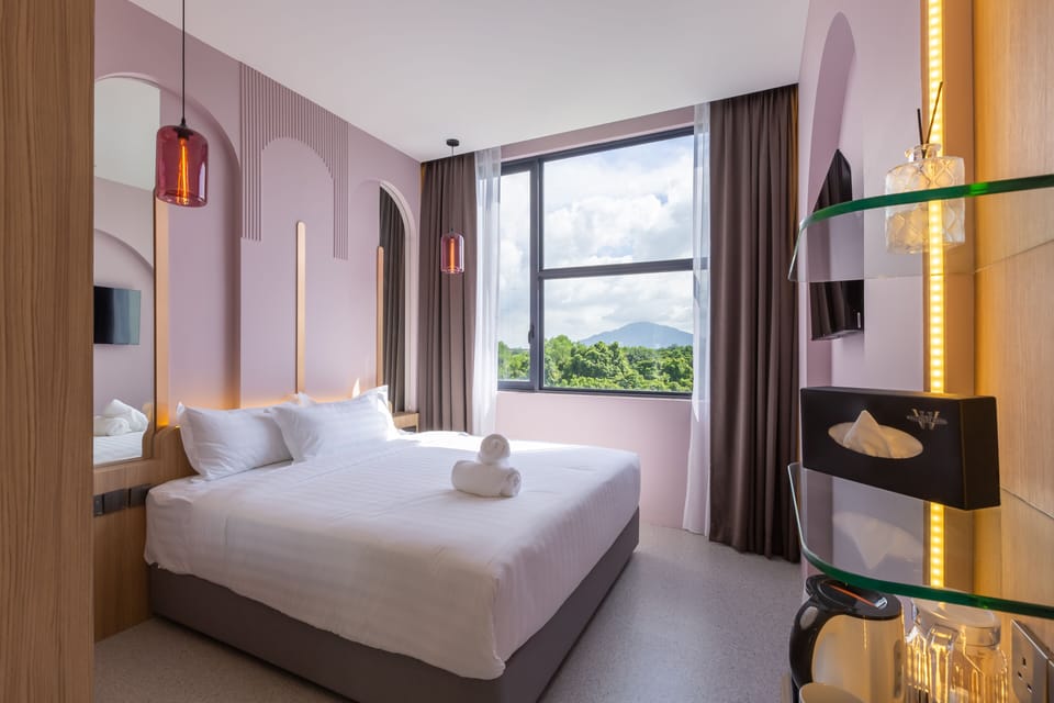 Deluxe Room, 1 King Bed, Non Smoking | Down comforters, Select Comfort beds, in-room safe, desk