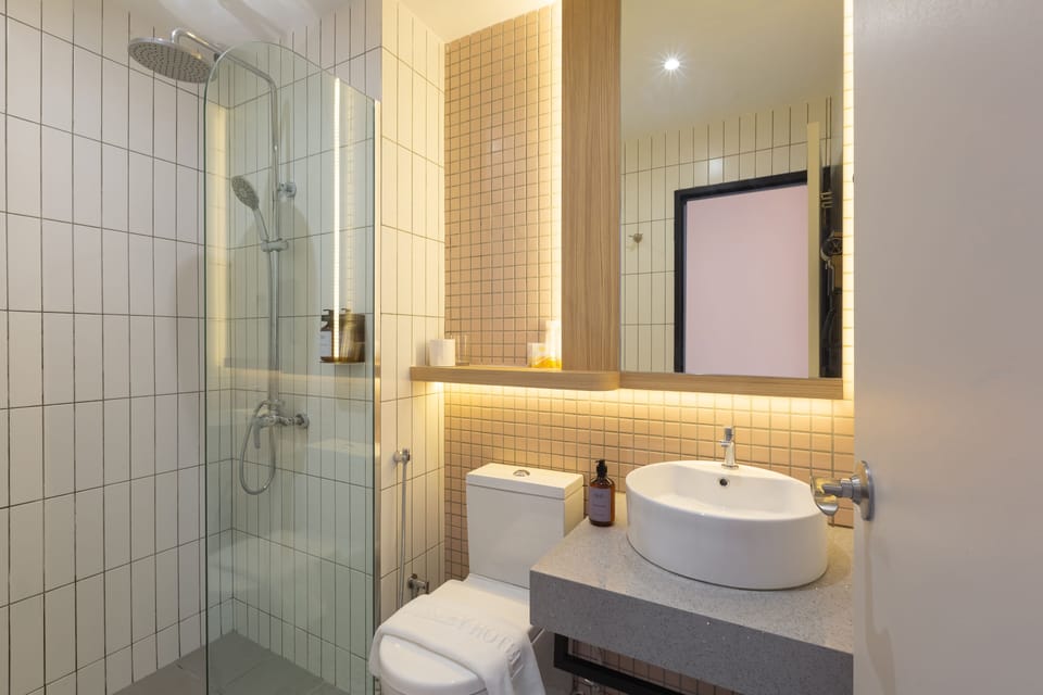 Rainfall showerhead, hair dryer, towels, soap