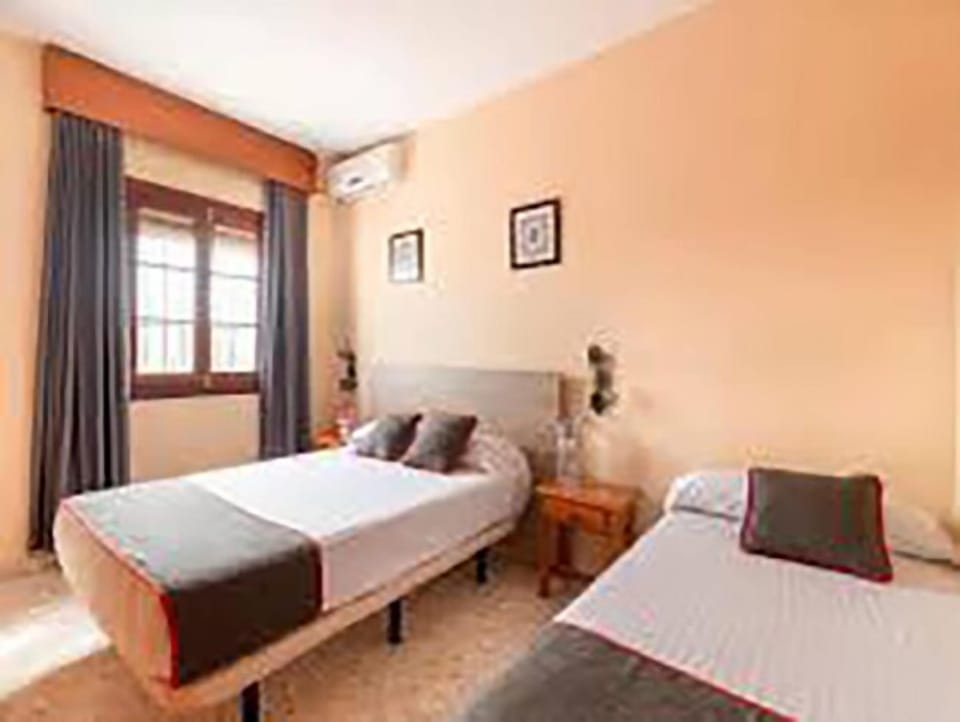 Basic Triple Room | Desk, laptop workspace, free WiFi, bed sheets