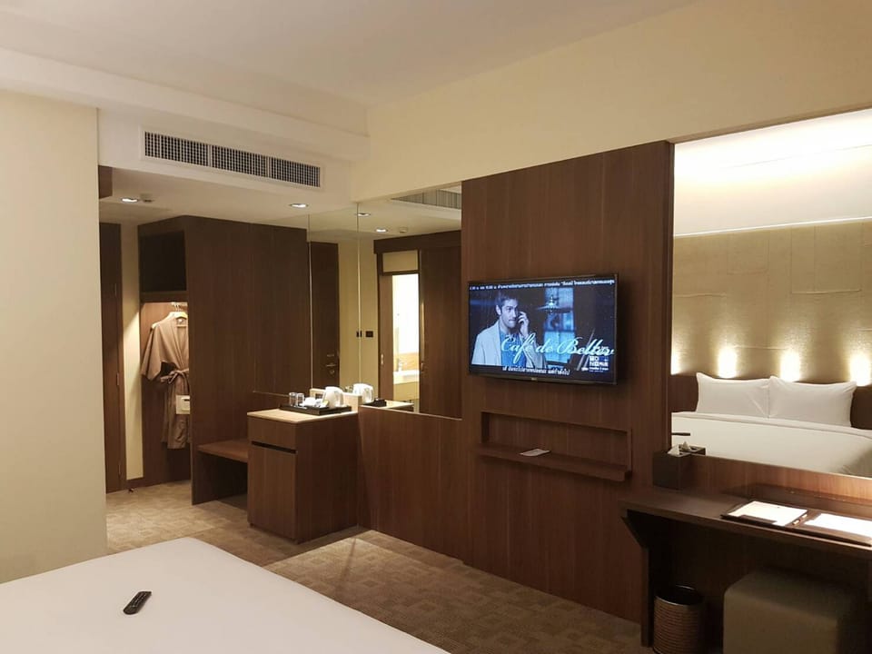 Superior Room | Minibar, in-room safe, desk, soundproofing