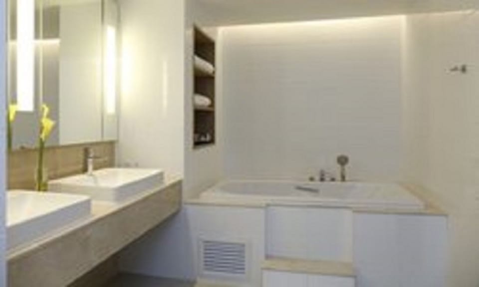 Junior Suite | Bathroom | Free toiletries, hair dryer, bathrobes, slippers
