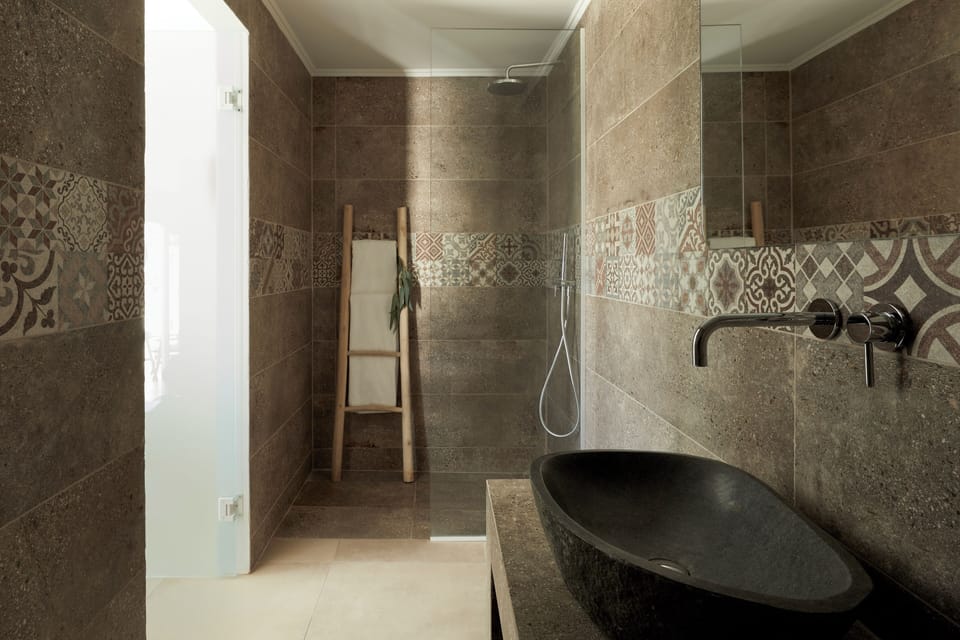 Junior Suite with openair Whirlpool | Bathroom | Shower, rainfall showerhead, hair dryer, slippers
