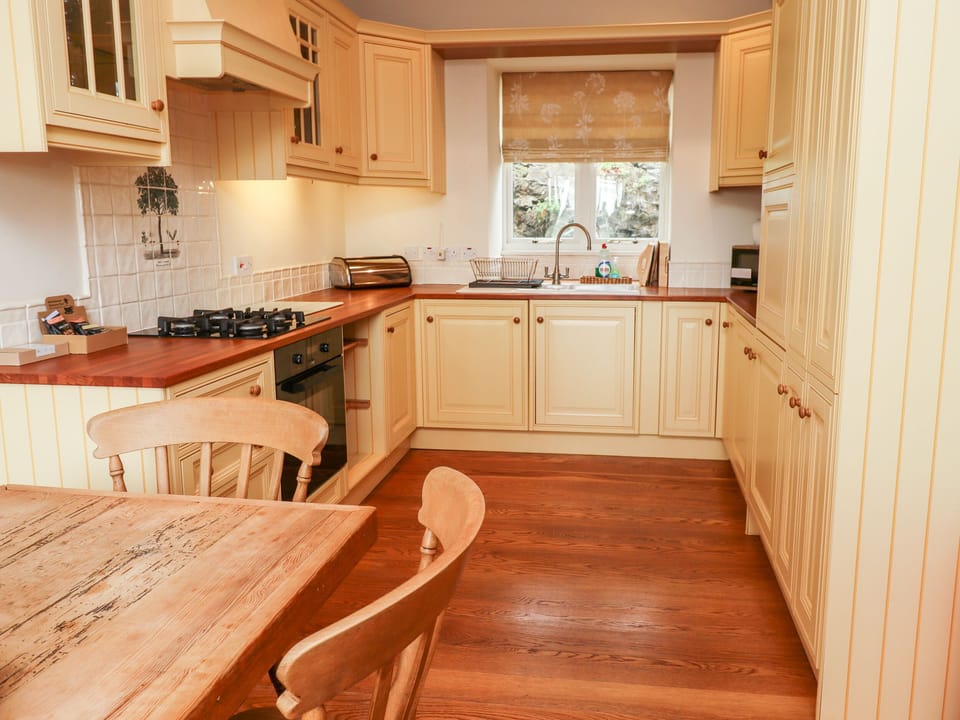 Cottage | Private kitchen | Fridge, electric kettle, toaster, cookware/dishes/utensils